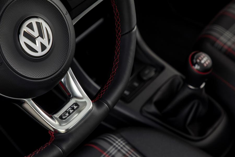 Детали интерьера Volkswagen up! GTI 2018 года  (WW) (фото 8 из 41)